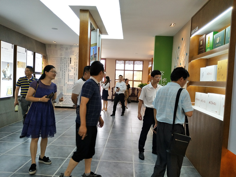 長(zhǎng)沙云游茶業(yè)有限公司,湖南綠茶,紅茶價(jià)格,長(zhǎng)沙毛尖批發(fā),云游陶餈禮盒,云游茶業(yè) 長(zhǎng)沙云游茶業(yè)有限公司,湖南綠茶,紅茶價(jià)格,長(zhǎng)沙毛尖批發(fā),云游陶餈禮盒,云游茶業(yè)